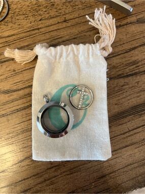 Origami Owl Med Silver Locket with Sparkling Cross Charm